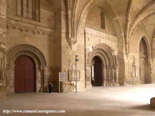 FACHADA DE PONIENTE DEL TEMPLO, CON SUS TRES PORTADAS DE ACCESO A LAS NAVES